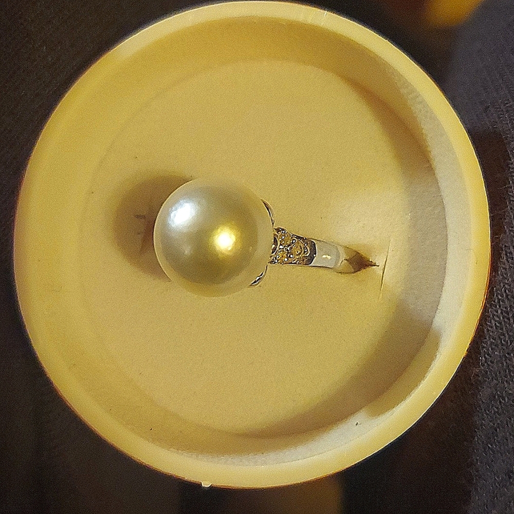 925 culture large pearl and 3 small diamonds on both sides